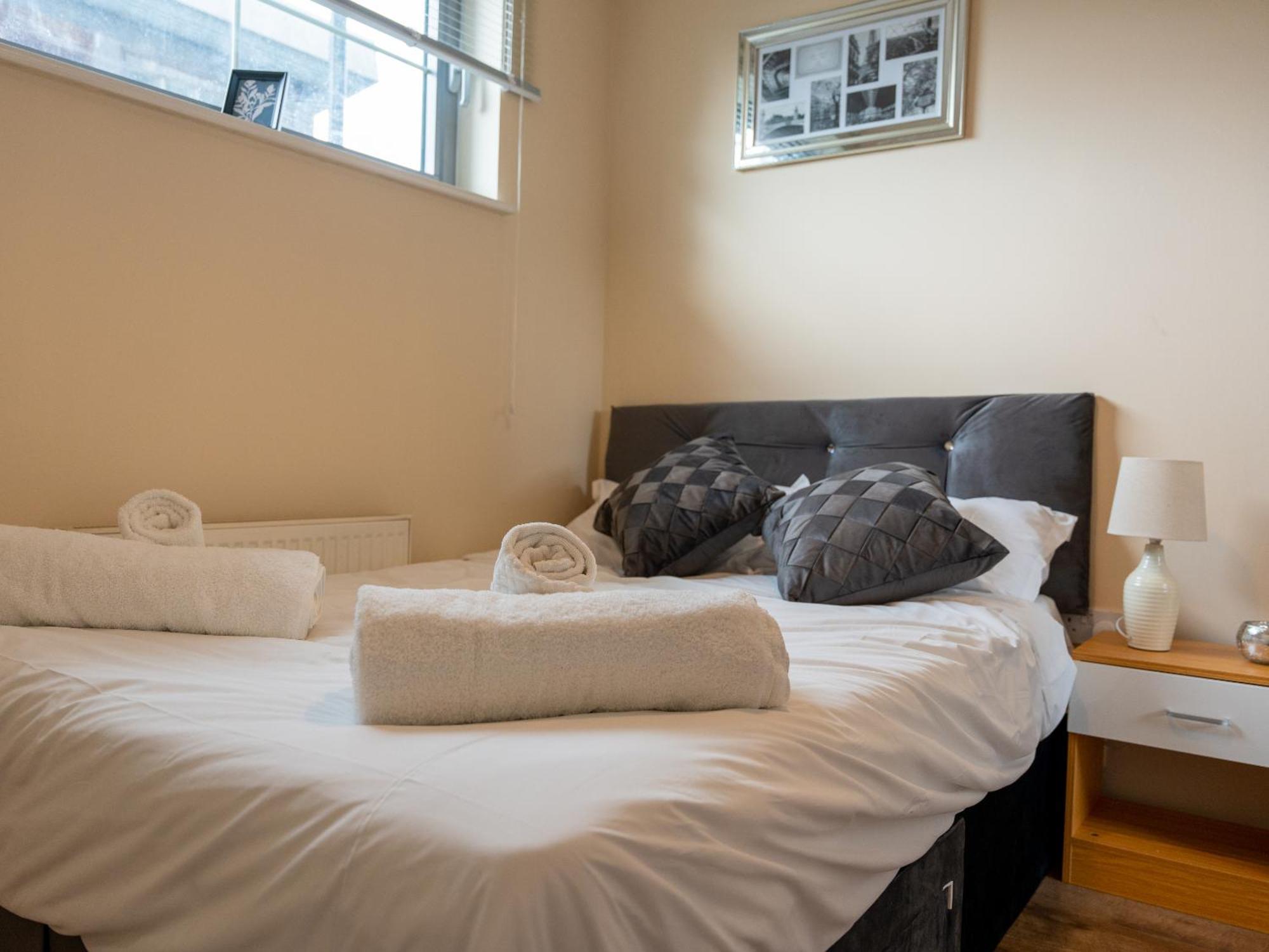 Luxury 2 Bed Apartment - Near Heathrow, Legoland, Windsor Slough Eksteriør bilde