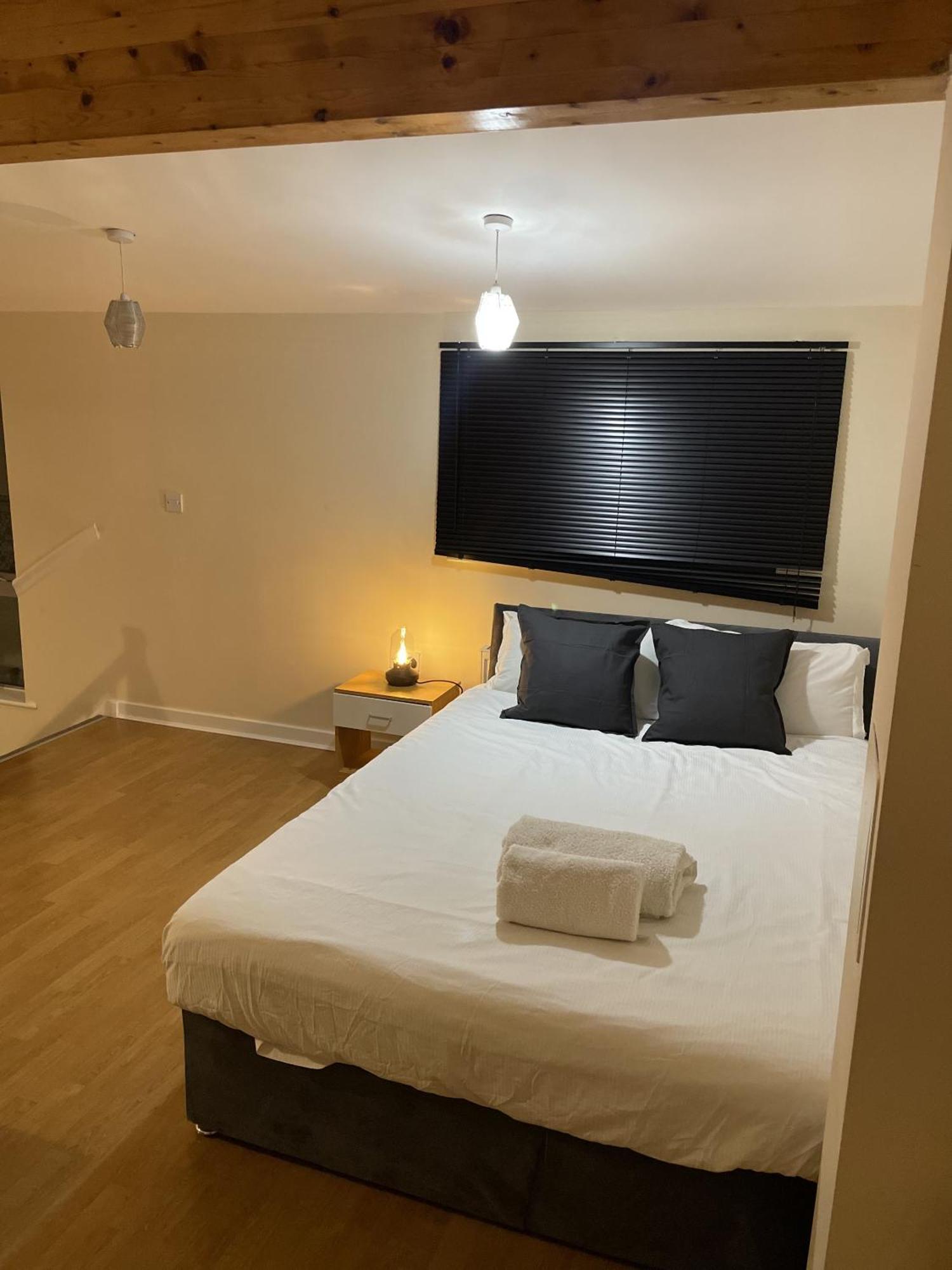 Luxury 2 Bed Apartment - Near Heathrow, Legoland, Windsor Slough Eksteriør bilde