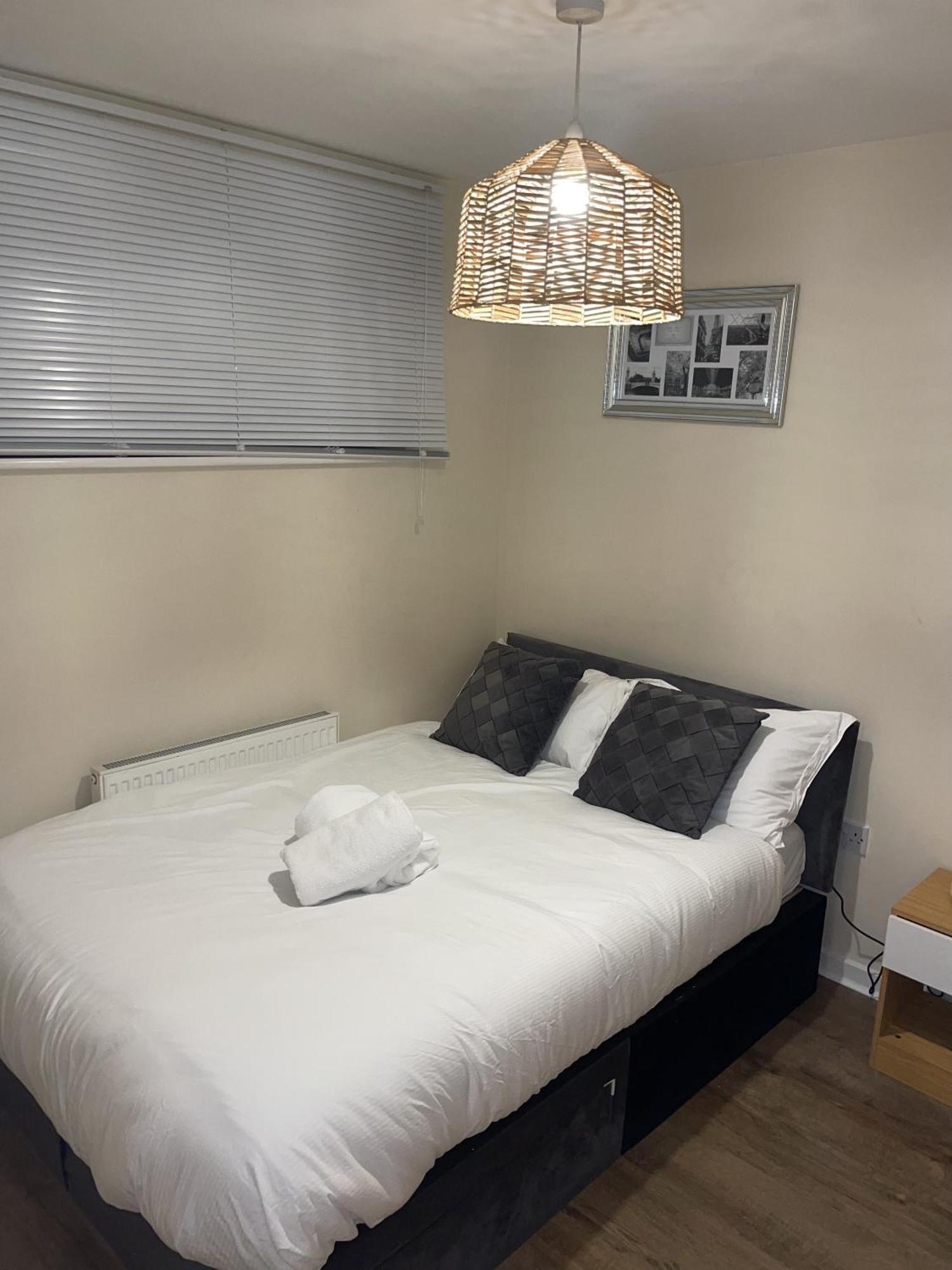 Luxury 2 Bed Apartment - Near Heathrow, Legoland, Windsor Slough Eksteriør bilde