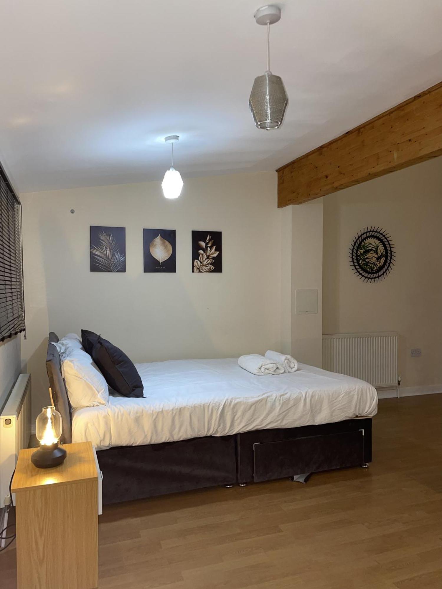 Luxury 2 Bed Apartment - Near Heathrow, Legoland, Windsor Slough Eksteriør bilde